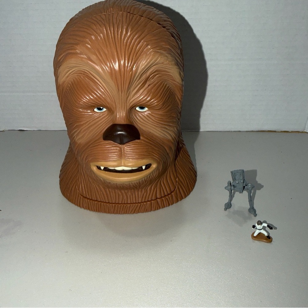 VINTAGE 1995 Galoob Micro Machines Star Wars Chewbacca head playset With Figures